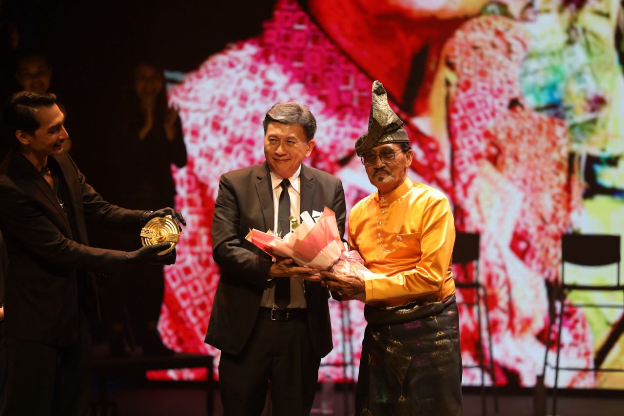 BOH Plantations CEO Jason Foo hands the BOH Cameronian Lifetime Achievement Award to Datuk Mohd Baharim Mohd Sharip. – Pic courtesy of Kakiseni