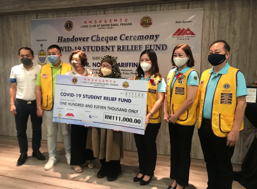 Health Committee chairman Dr Norlela Ariffin (centre) at the handover of cheques ceremony for the Covid-19 Student Relief Fund Project organised by The Lions Club Bayan Baru at Kalyx, Icon City today. – RACHEL YEOH/The Vibes pic, November 23, 2021