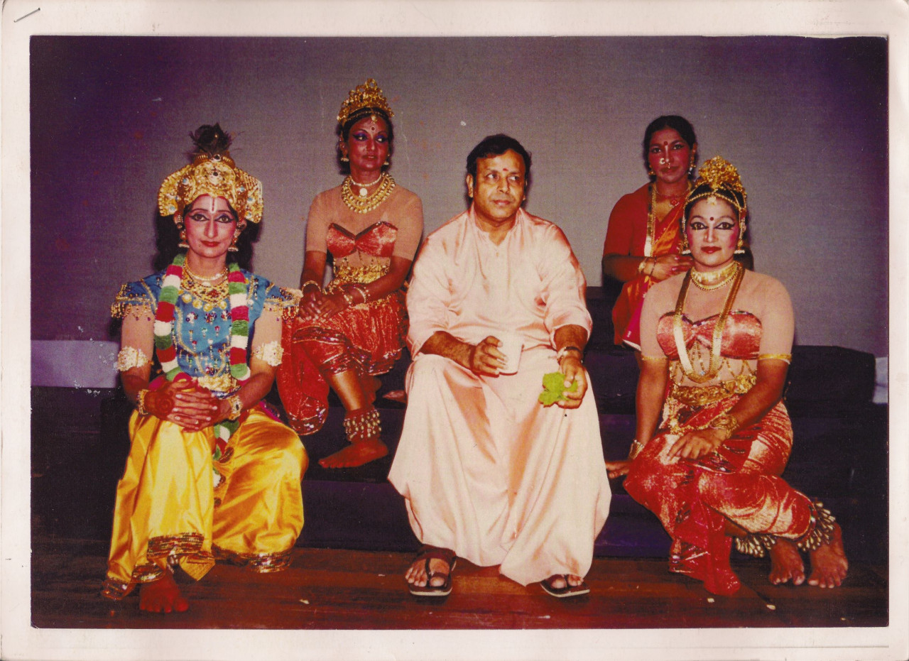 Swami Shantanand Saraswathi flanked by dancers, with Vatsala Sivadas on the right. – Picture courtesy of the Temple of Fine Arts