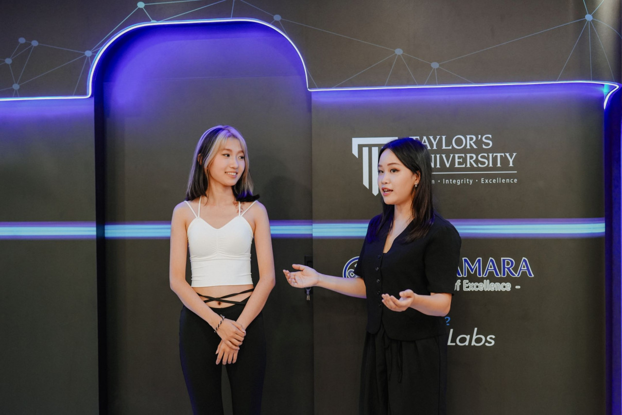 Programme director of Taylor’s Bachelor of Fashion Design Technology, Maria Sandra Wijaya with THE SHOW model conducting a 3D Fashion Pod simulation to demonstrate the 360° body coverage within a 1-second-high accuracy scan live.– Pic courtesy of Taylor's University