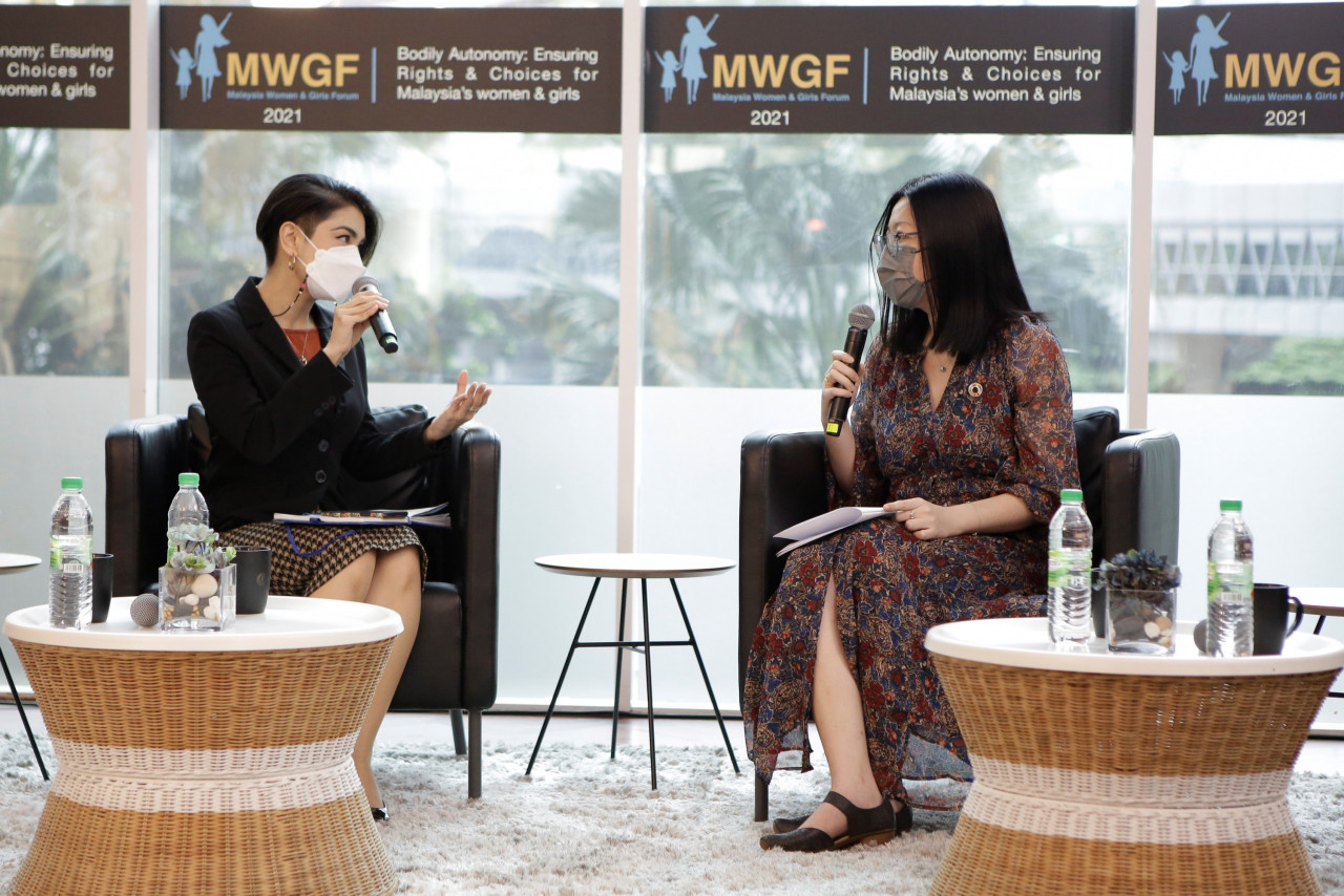 Tehmina Kaoosji, head of the MWGF secretariat speaks with Dr Melissa Yoong, assistant professor in Sociolinguistics & Discourse Analysis, University of Nottingham Malaysia.– Pic courtesy of UNFPA