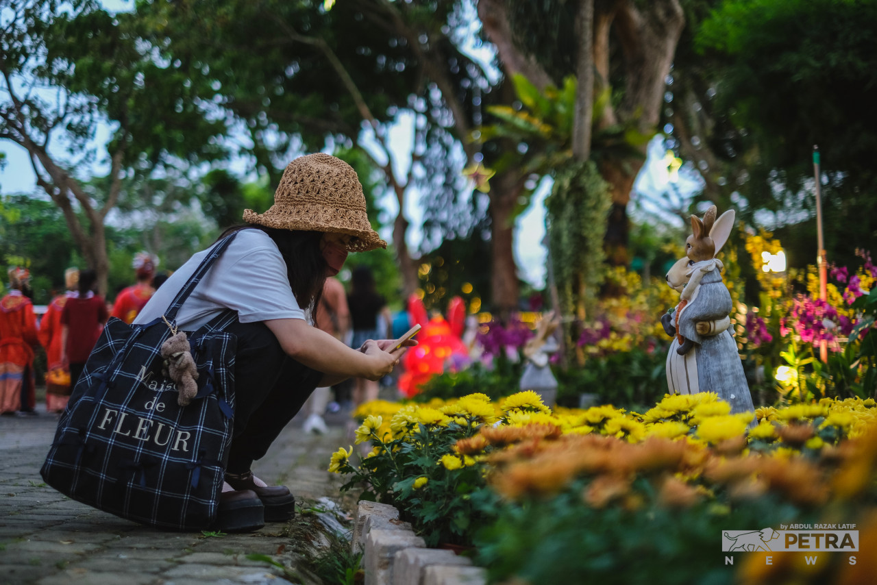 The Fo Guang Shan Dong Zen temple also has a vast collection of orchids and other blooms around its 16-acre grounds. – Abdul Razak Latif/The Vibes pic