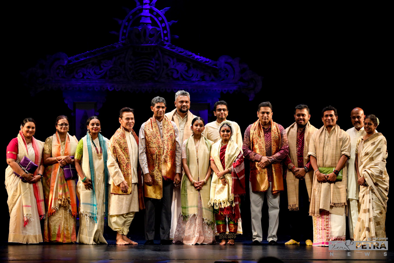 The artists of Sutra with deputy minister of Tourism, Arts and Culture Datuk Seri Santhara Kumar (5th from L). – The Vibes pic/Alif Omar