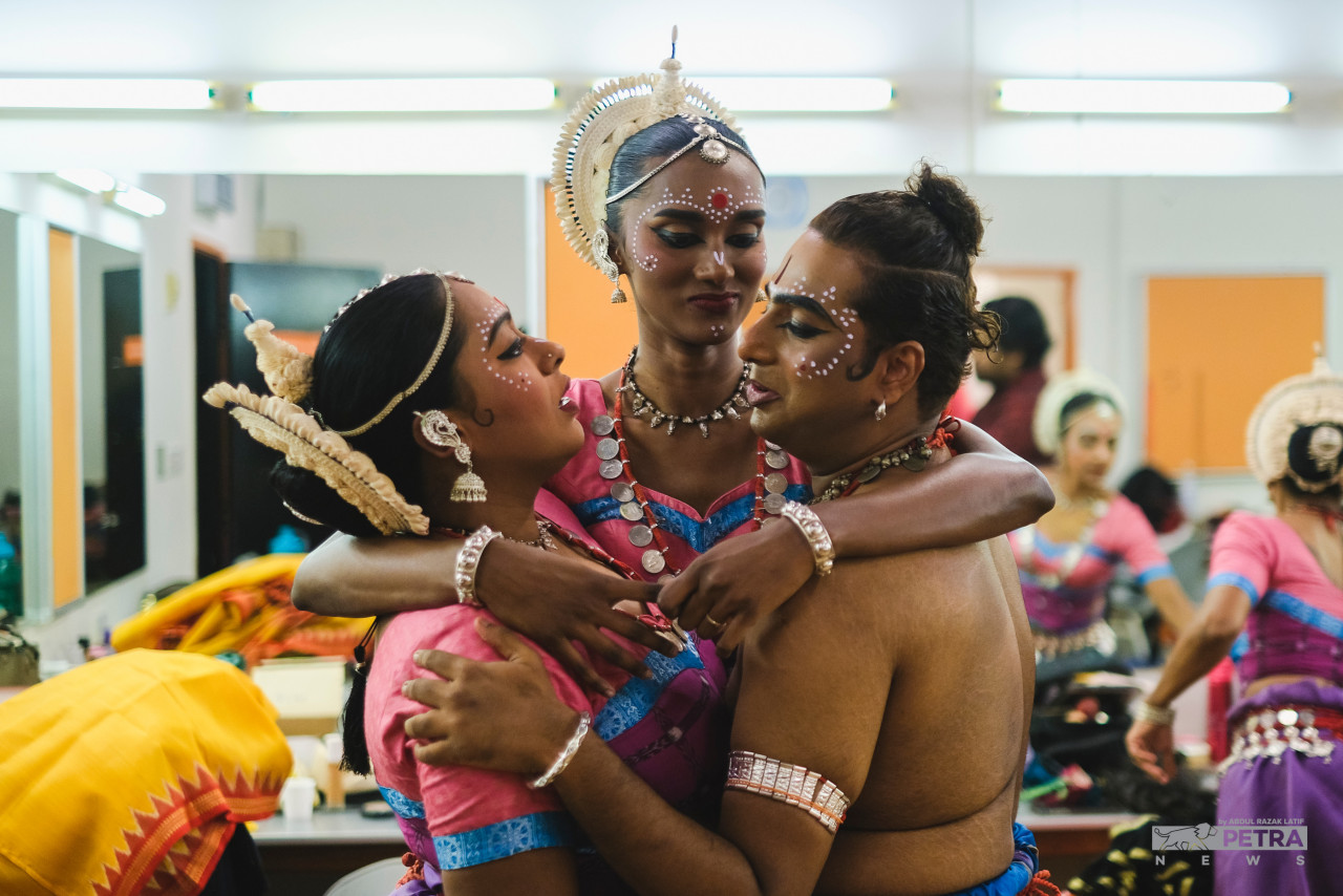 The dancers of Sutra backstage. – The Vibes pic/Abdul Razak Latif
