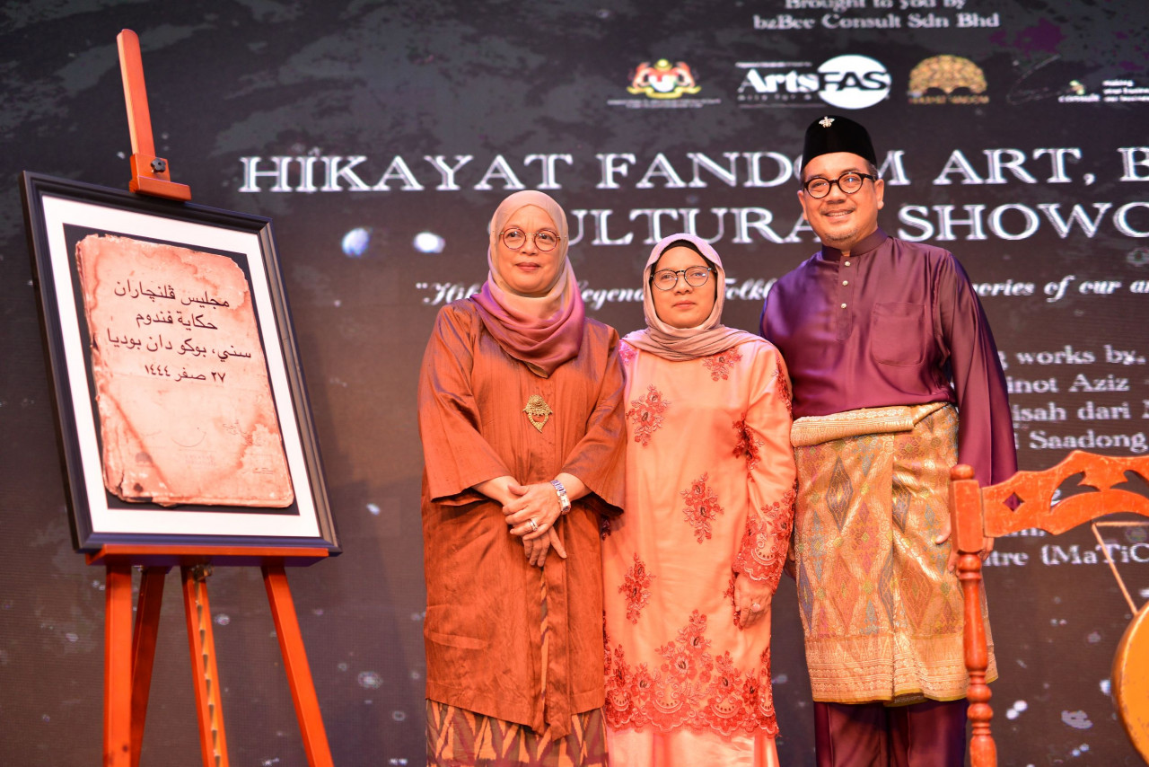 The launching of the Hikayat Fandom Series, Ninot Aziz stands in the centre. – Pic courtesy of bzBee Consult