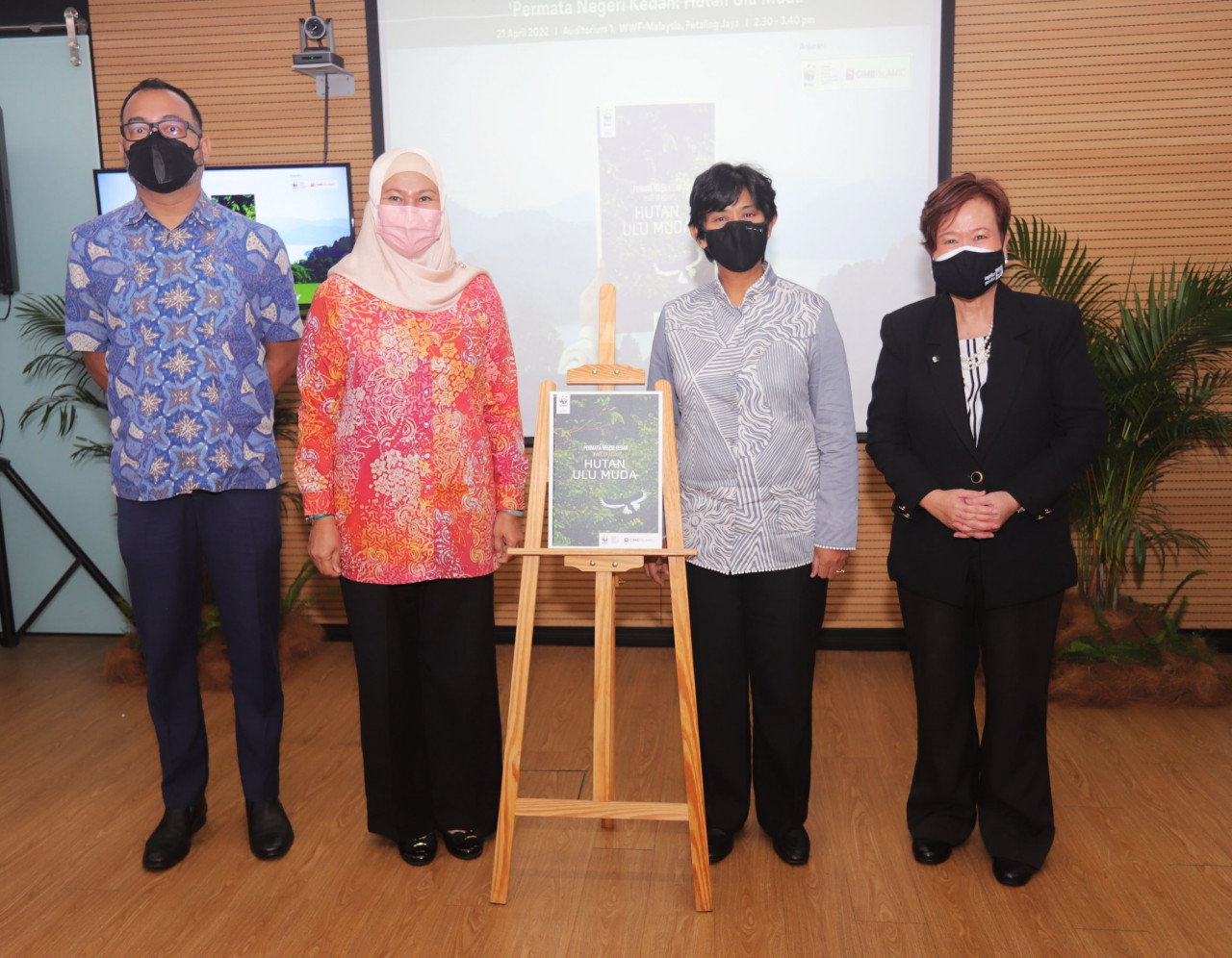 (L-R) Mohamed Nazzi Noor Mohamed Beck, regional head, srategic initiatives, Group Islamic Banking, CIMB Islamic Bank Bhd; Datuk Suraya Yaacob, Kedah State Public Works, Water Supply and Resources, and Energy Committee chairman; Yang Teramat Mulia Datuk Seri DiRaja Tan Sri Tunku Puteri Intan Safinaz Binti Almarhum Sultan Abdul Halim Mu'adzam Shah, Tunku Temenggong Kedah, and Sophia Lim, Executive Director and CEO, WWF-Malaysia at the launch event. – Pic courtesy of WWF-Malaysia 