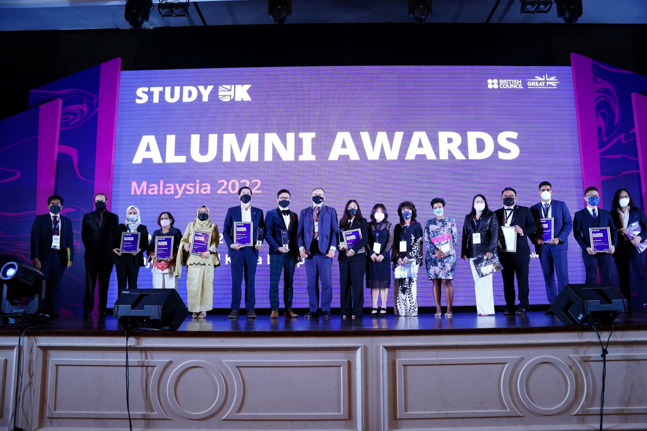 Winners and finalists of Study UK Alumni Awards 2021-2022 held their trophies and certificates to their achievements. – Pic courtesy of The British Council