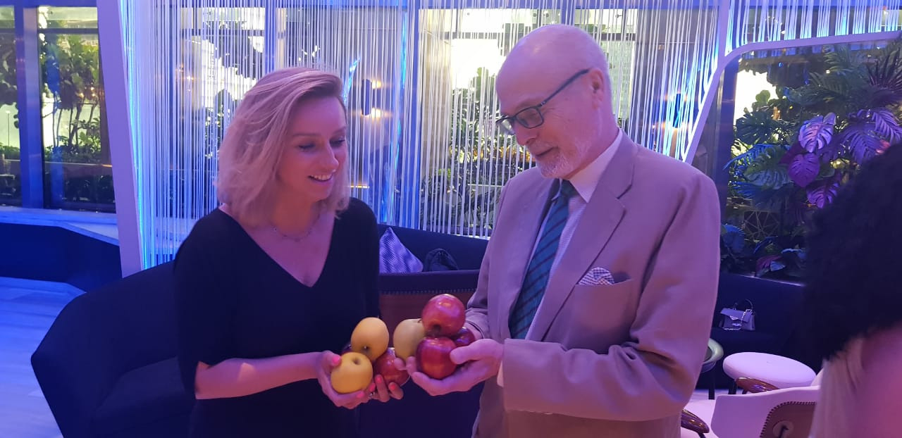 Paulina Kopeć, Secretary-General of the Polish Fruit Union, and the ambassador compare apples. – Pic courtesy of the Embassy of the Republic of Poland