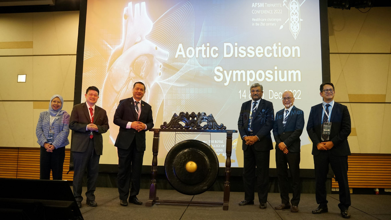 The official launch of the Aortic Dissection Symposium organised by RCSEd, CSAMM and the MATCVS being witnessed by Health Department director-general Tan Sri Dr. Noor Hisham Abdullah (third left). – Pic courtesy of Tripartite Health Conference