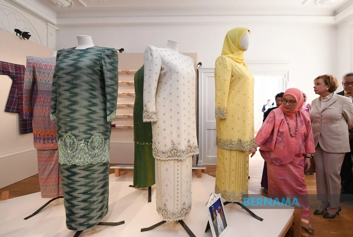The Royal Pahang Weave (Tenun Pahang Diraja) exhibition includes a selection of Tunku Azizah’s own garments and private tenun collection. – Bernama pic