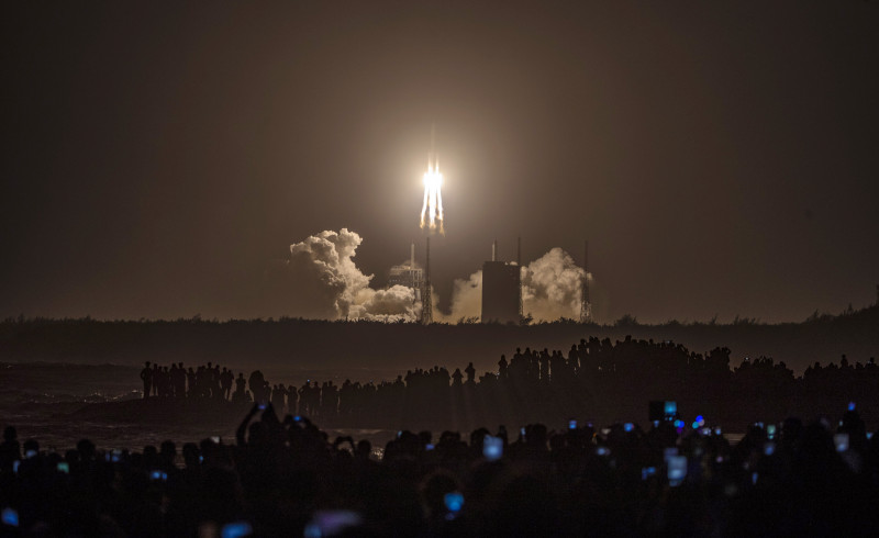 People watch a Long March 5 rocket carrying the Chang'e-5 lunar probe launching from the Wenchang Space Center, Hainan Island, China, November 24, 2020. – EPA pic