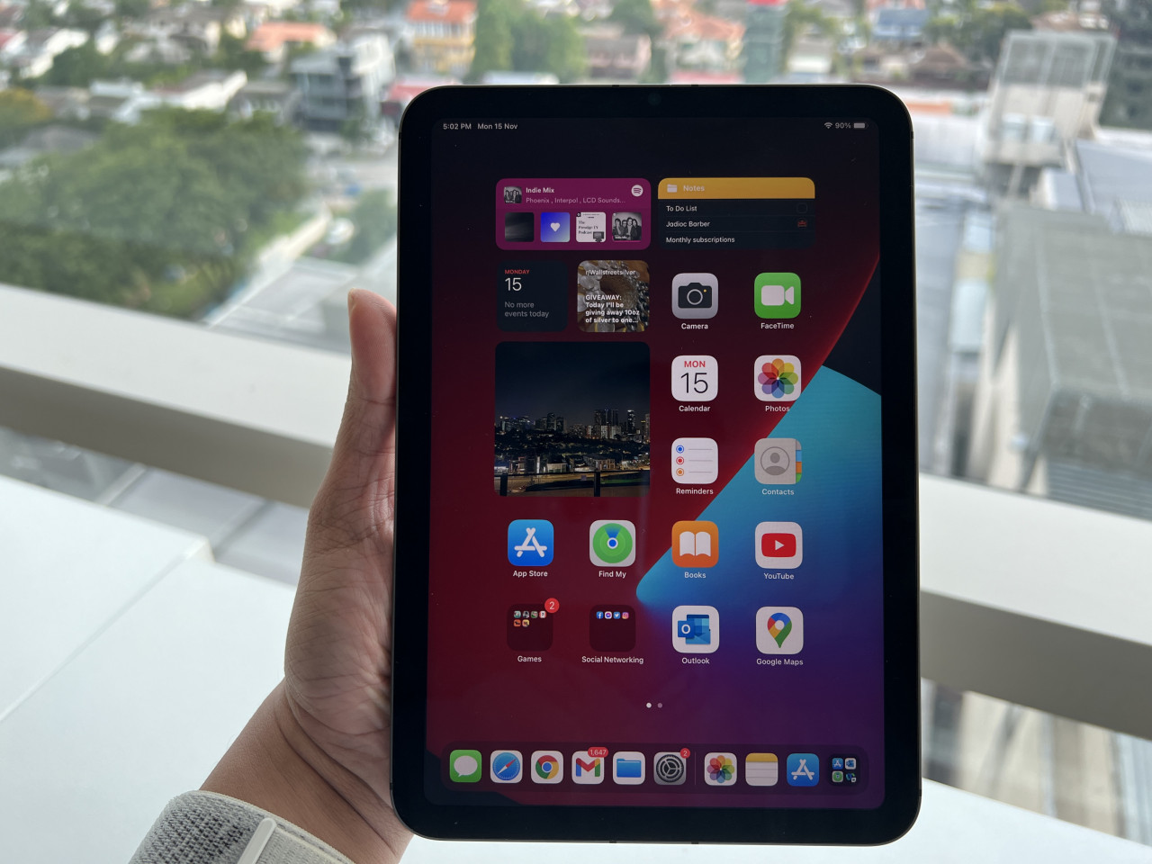 The iPad mini easily fits in the hand. Despite its small size, it’s still too big to use single-handedly. – Haikal Fernandez pic