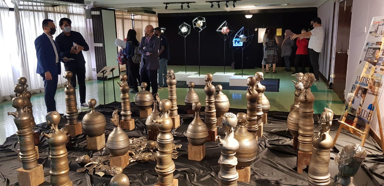 Penang exco Yeoh Soon Hin gets briefed about the visual art pieces at the art exhibition. – The Vibes pic, March 26, 2022