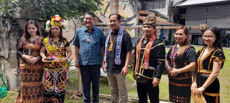 Members of the Kadazan Dusun Cultural Association pose with Penang executive councillor Datuk Abdul Halim Hussein and Tourism, Arts and Culture Ministry Penang office director Jonathan Freddy Bagang. – Ian McIntyre pic