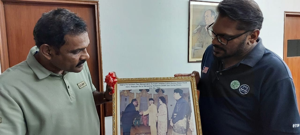 Sg Siput MIC division head K. Mani Maran and a fellow party member hold up a photo of Samy Vellu. – Ian McIntyre pic