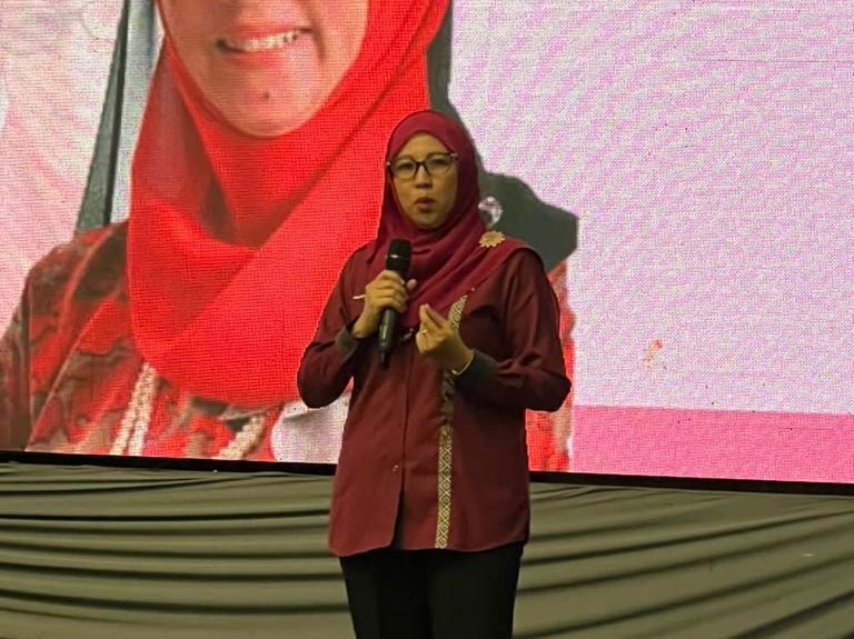 Entrepreneur and Cooperatives Development Ministry undersecretary Datin Dr Syahira Hamidon speaks during the event. – Ian McIntyre/The Vibes pic