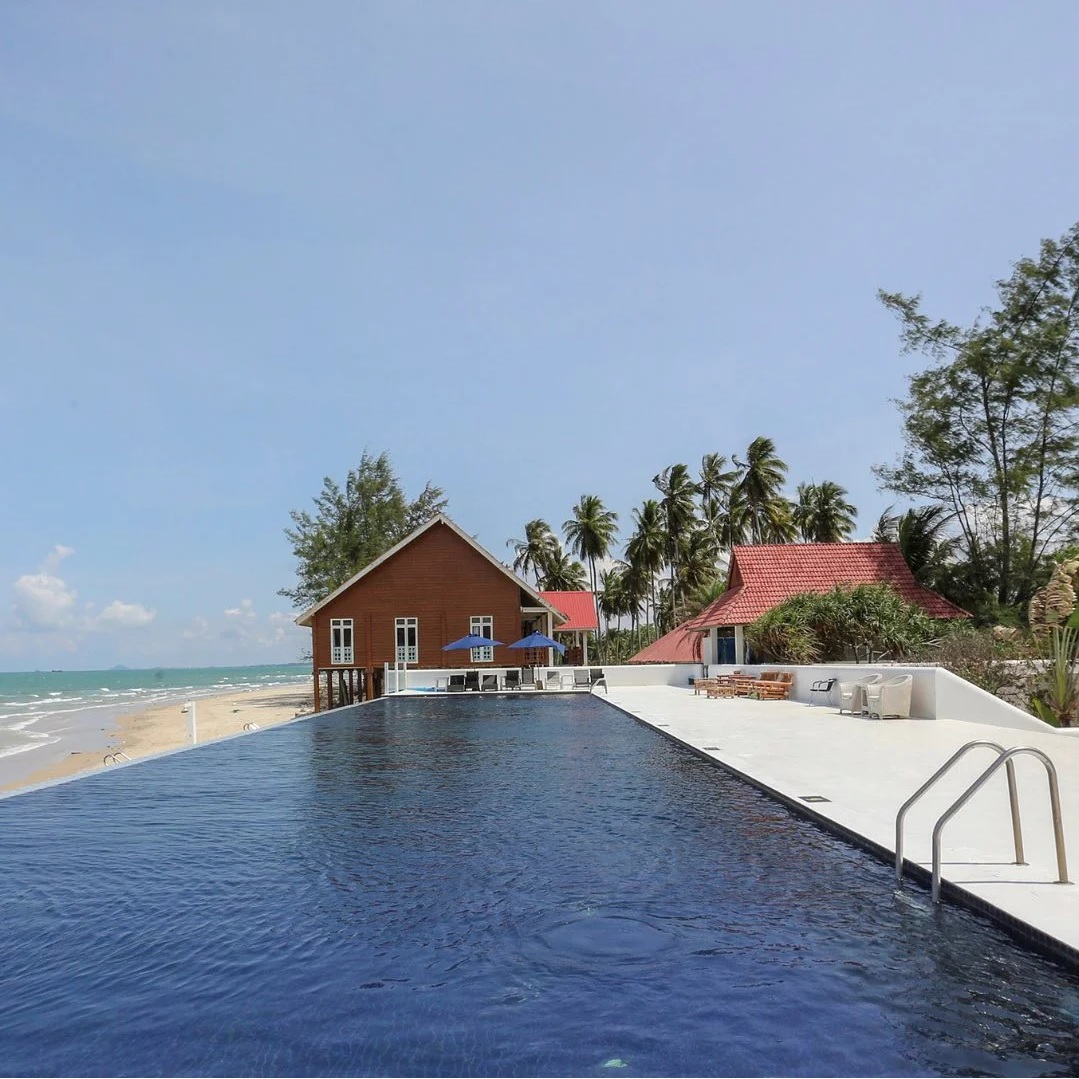 Villa Danialla Beach Resort is located on the shores of Tok Bali Beach. – Getaran pic