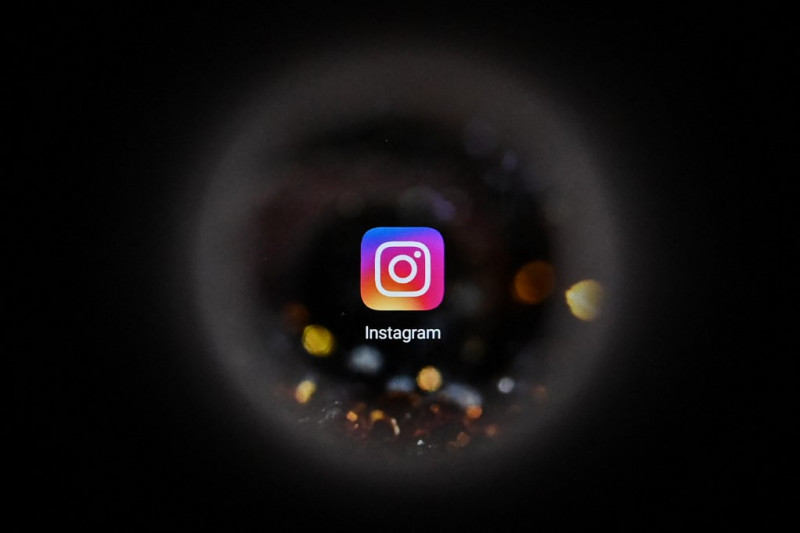 Russian bloggers bid tearful farewell to Instagram