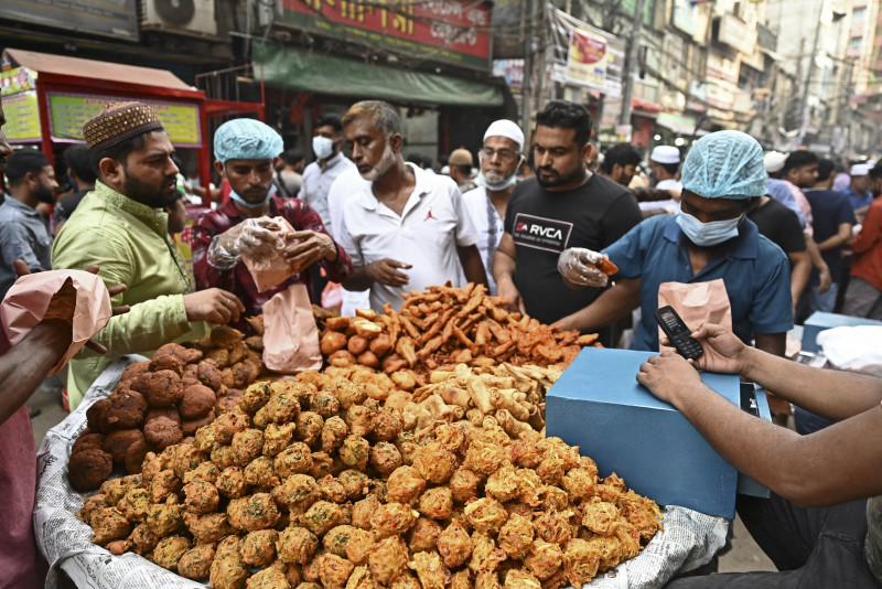 Sweet smell of Ramadan tempts as South Asia's Muslims fast