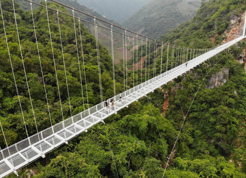 Spectacular glass-bottomed bridge opens in Vietnam