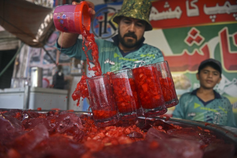 Pink 'soul refresher' unites wilting Indians and Pakistanis