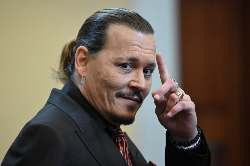 No, Johnny Depp is not getting US$301 mil to play Jack Sparrow again