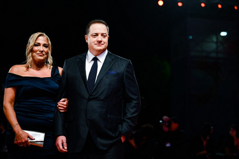 Brendan Fraser receives 6-minute standing ovation, breaks down in tears