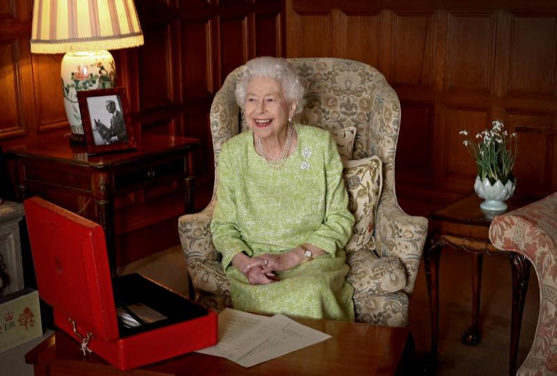 Celebs bid fond farewell to 'our greatest Queen'