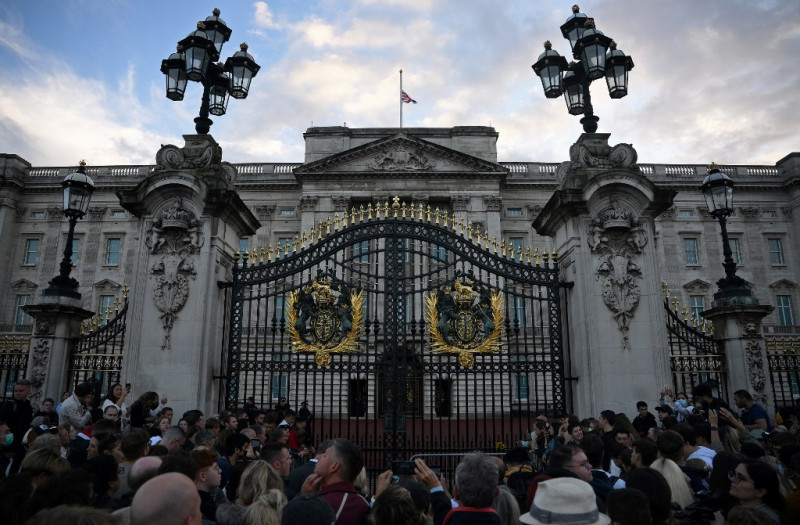 Mournful 'God Save the Queen' rings out at Buckingham Palace