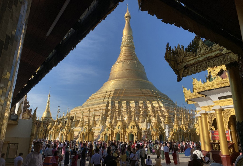 Thousands throng Myanmar's Shwedagon to mark Buddhist festival of lights