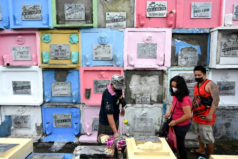 Filipinos flock to cemeteries for All Saints' Day