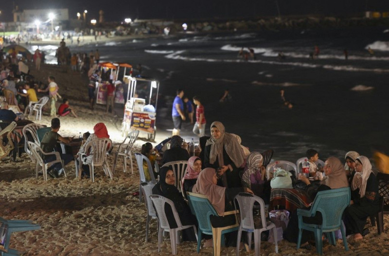 Gaza women seek outdoors escape on summer nights