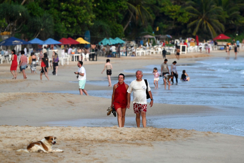 Sri Lanka ends resort blackouts to woo back tourists