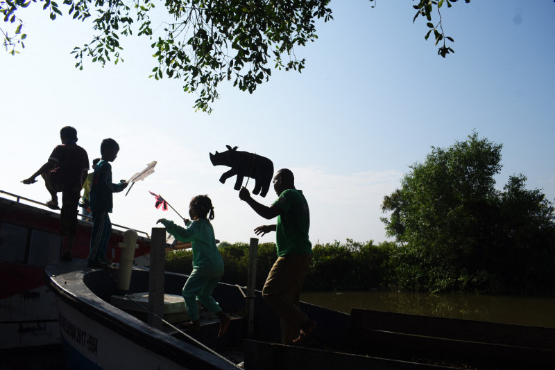 Indonesian uses puppets to teach threat to world's rarest rhinos