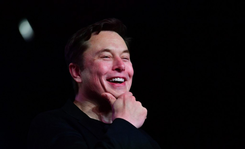 Musk says first orbital flight for Moon rocket in early 2022