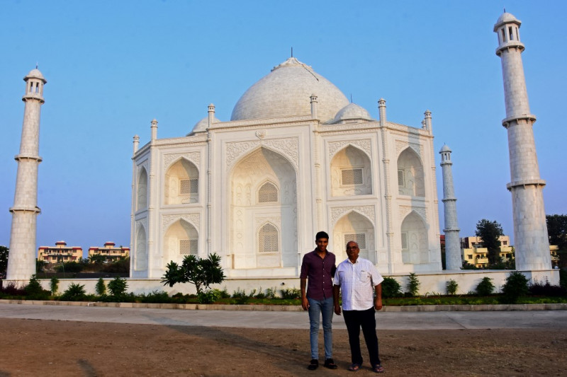 Indian builds Taj Mahal replica home for wife