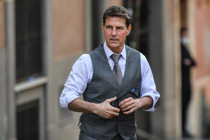 Tom Cruise dives out of plane in new 'Mission: Impossible' promo