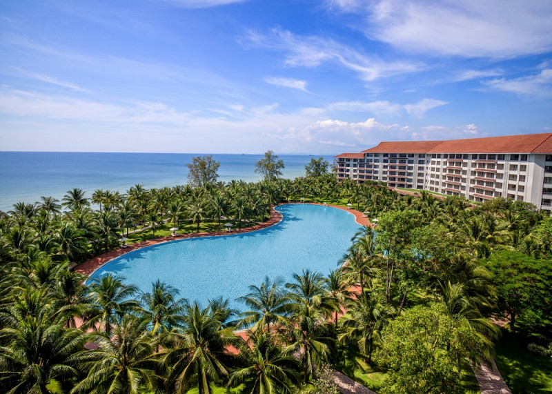 Phu Quoc welcomes first group of tourists with vaccine passports to Vietnam