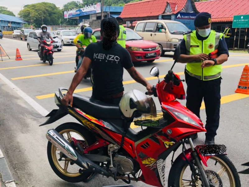P-hailing riders risk lives chasing trips