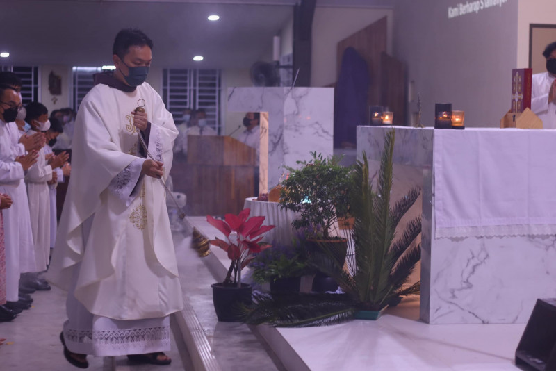 Solemn Holy Week rituals conclude with Easter Vigil tonight