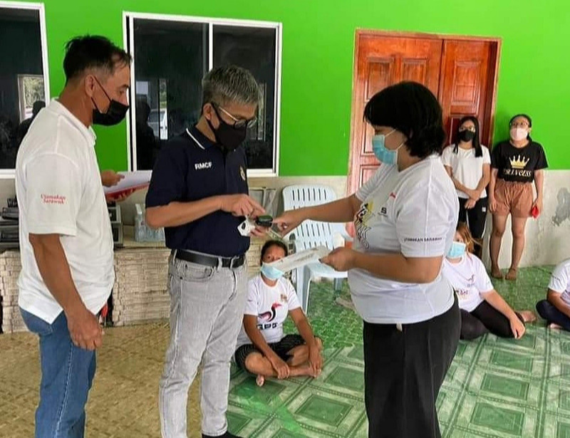 S’wak gives 3,000 oximeters to Covid-19 home quarantine patients