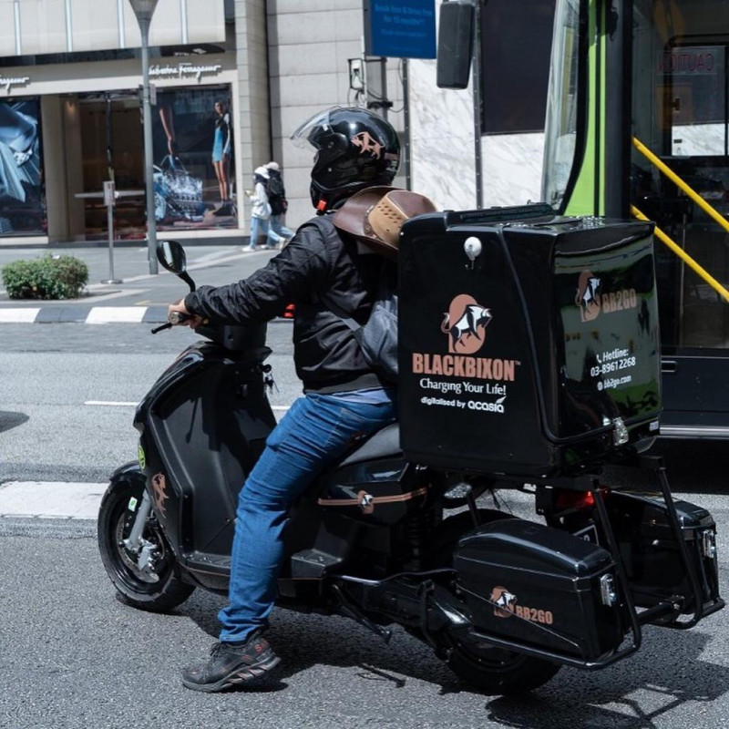 A mini food truck in the back of an e-motorbike?
