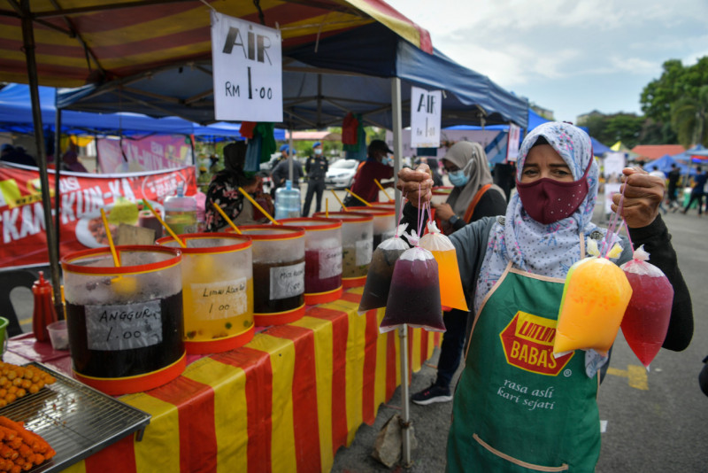 Ramadan bazaar trader Norazian has been selling drinks for RM1 for 26 years
