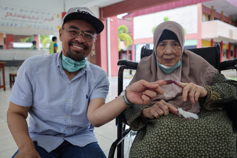 Voter spends RM40K to fly home from Saudi Arabia to cast his ballot