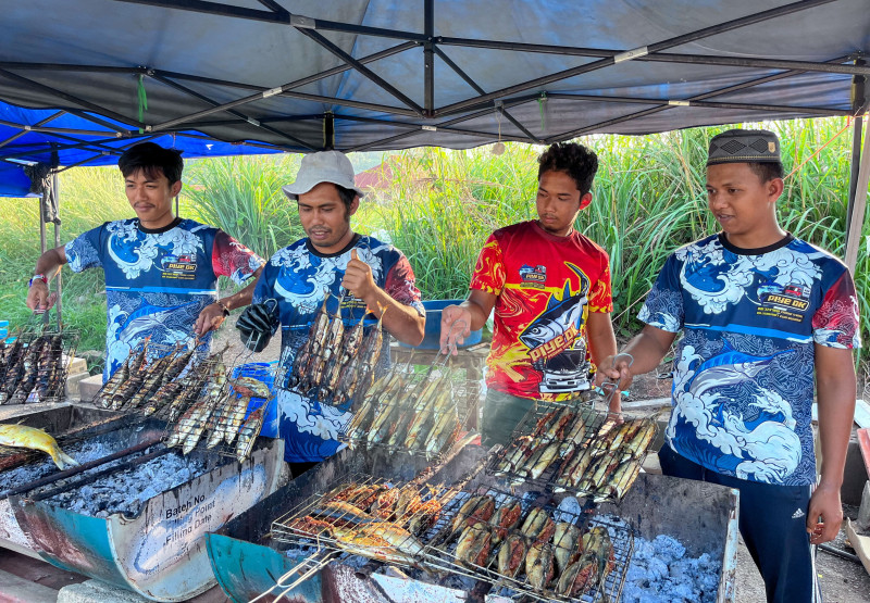 Grilled cencaru stall a big hit during Ramadan