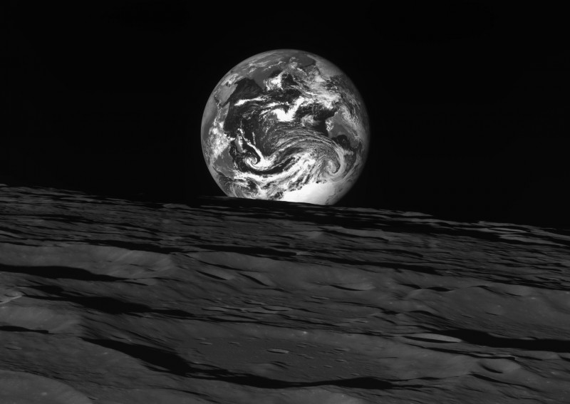 South Korea's lunar orbiter sends photos of Earth, Moon
