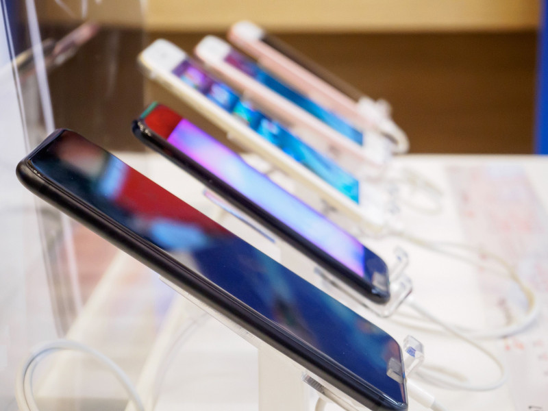 Smartphone sales sag as consumers delay purchases: report