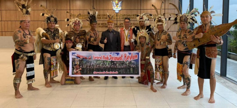 Ooooooha! All onboard to Sabah wearing Iban loincloth!