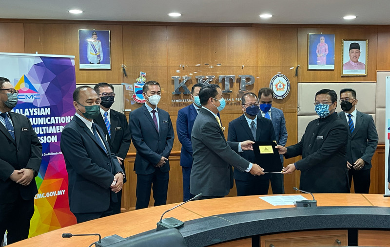 Sabah’s local govts sign MoU on regulation of telco towers
