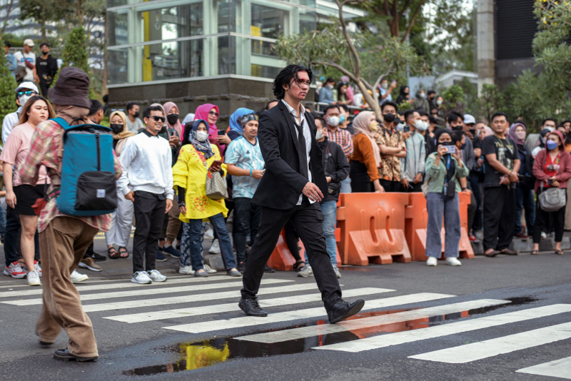 At a Jakarta crosswalk, Indonesian teens take to the catwalk